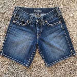 Silver Jeans Suki Denim Mid Rise Short Size 26  7” inseam